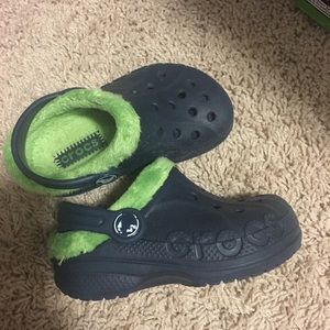 Kids crocs with lining. Size 6/7